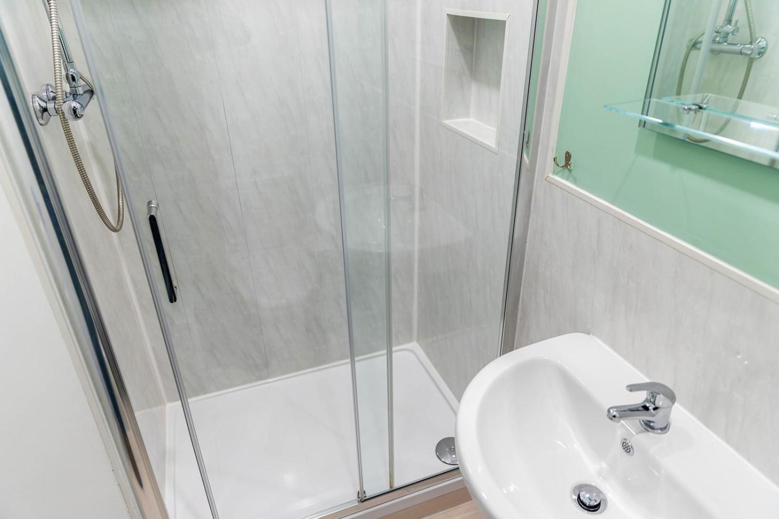 Roger Ground Guest House - With Onsite Car Parking Windermere Ngoại thất bức ảnh