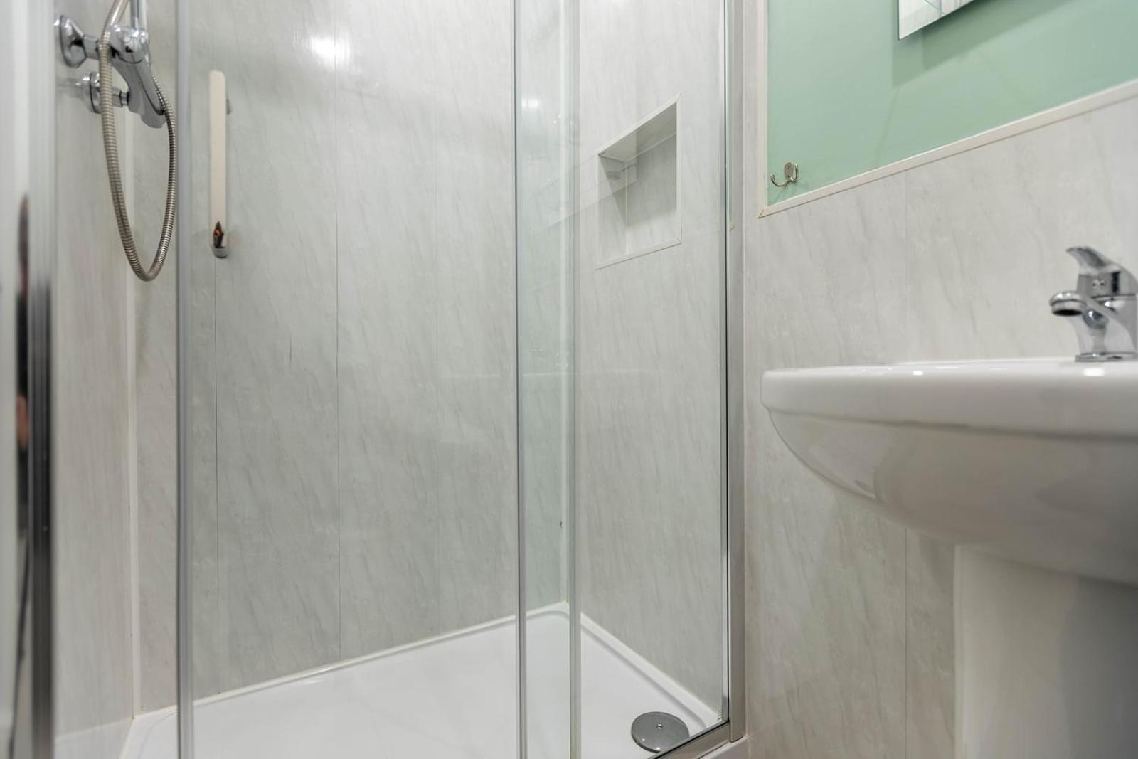Roger Ground Guest House - With Onsite Car Parking Windermere Ngoại thất bức ảnh