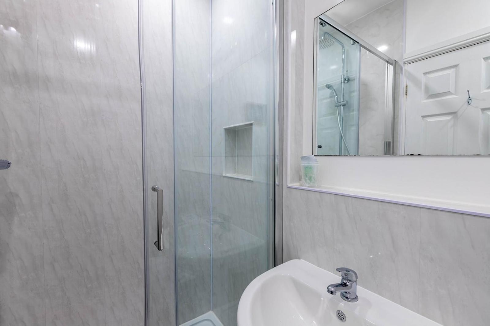 Roger Ground Guest House - With Onsite Car Parking Windermere Ngoại thất bức ảnh